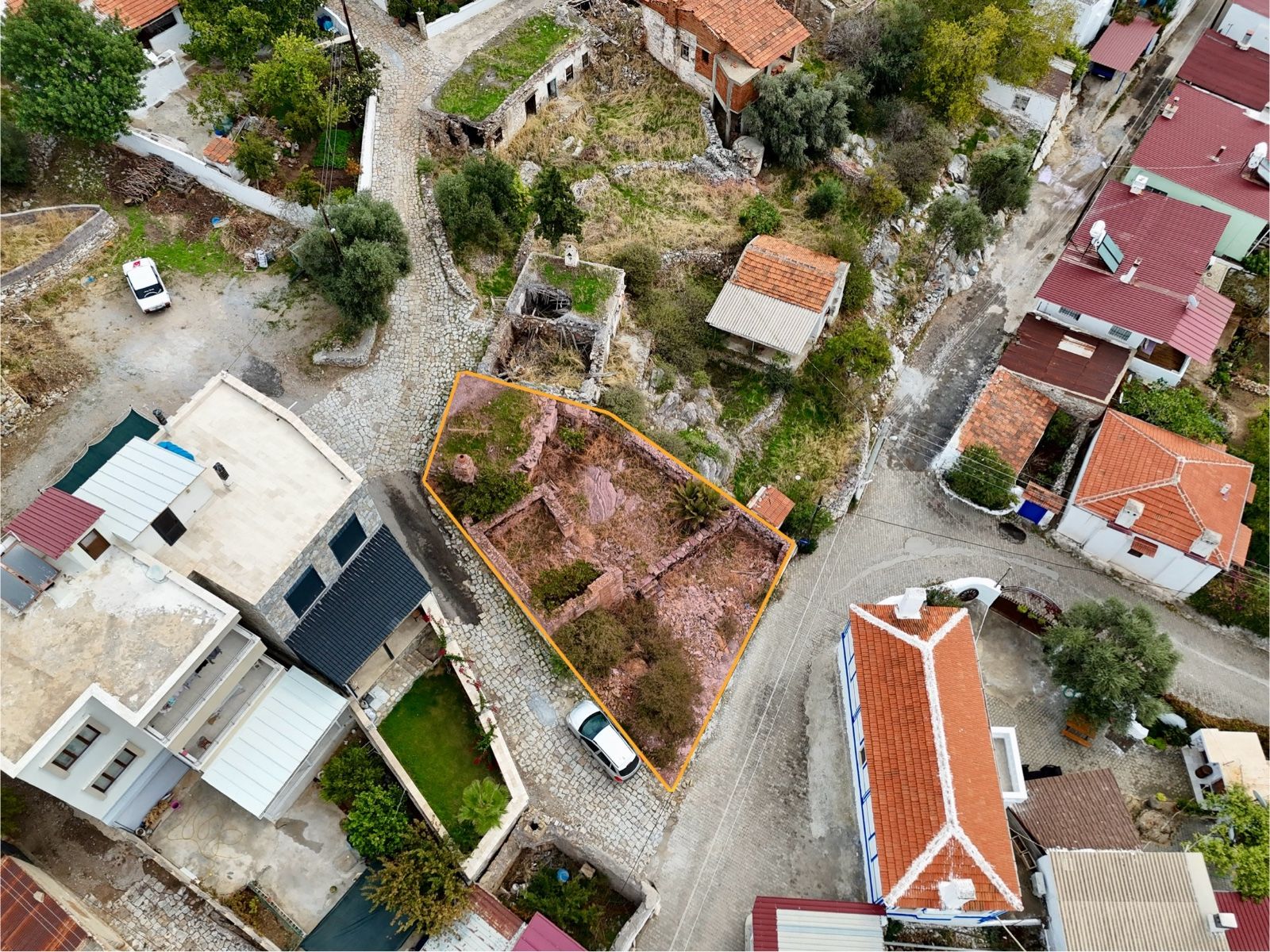 Kazıklı'da Deniz Manzaralı 215m² Avlulu Arsa + 2 Eski Yapı