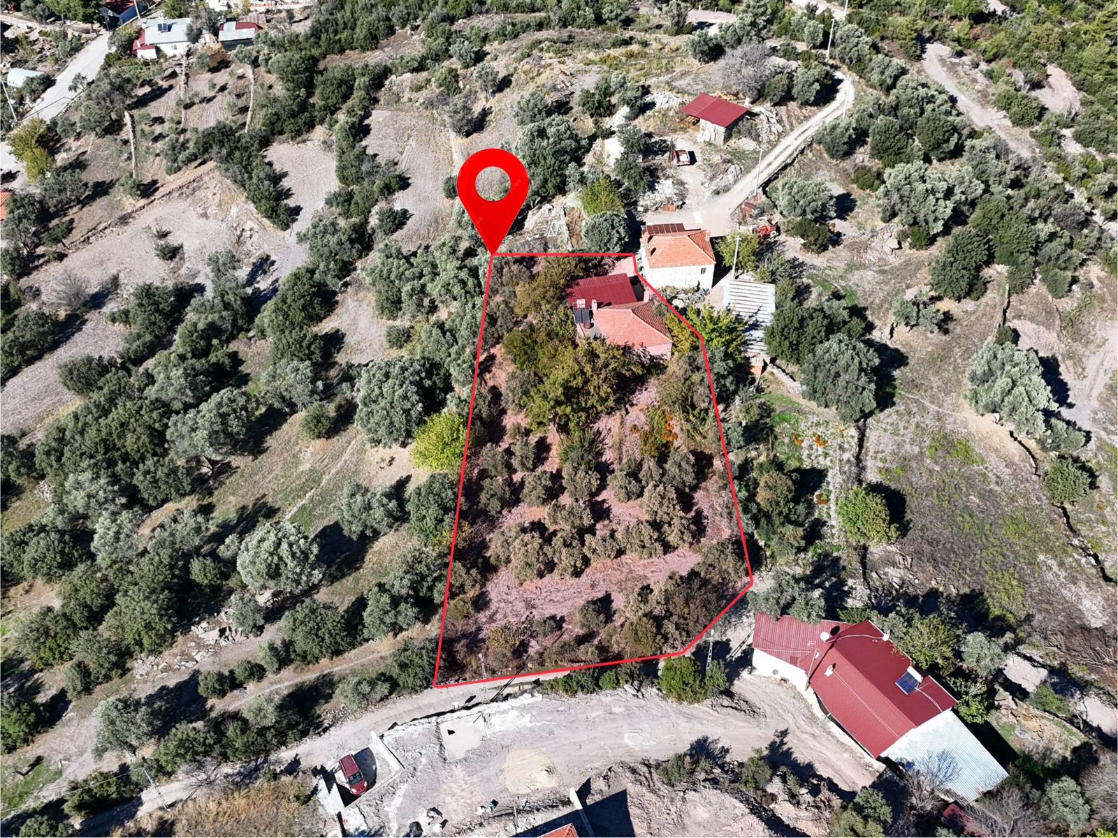 Milas Hasanlar’da 2.266 m² 2 Katlı Kargir Ev + Tarla (Yatırıma Uygun, Bölünebilir)